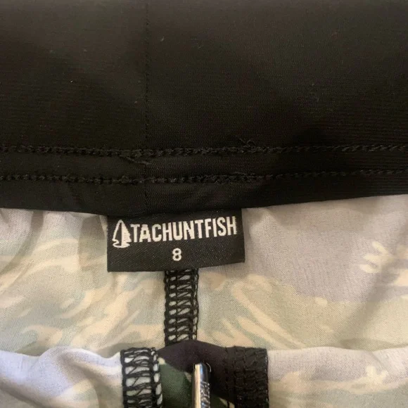 NWT tachuntfish boys 8 Camouflage Shorts - Picture 2 of 2